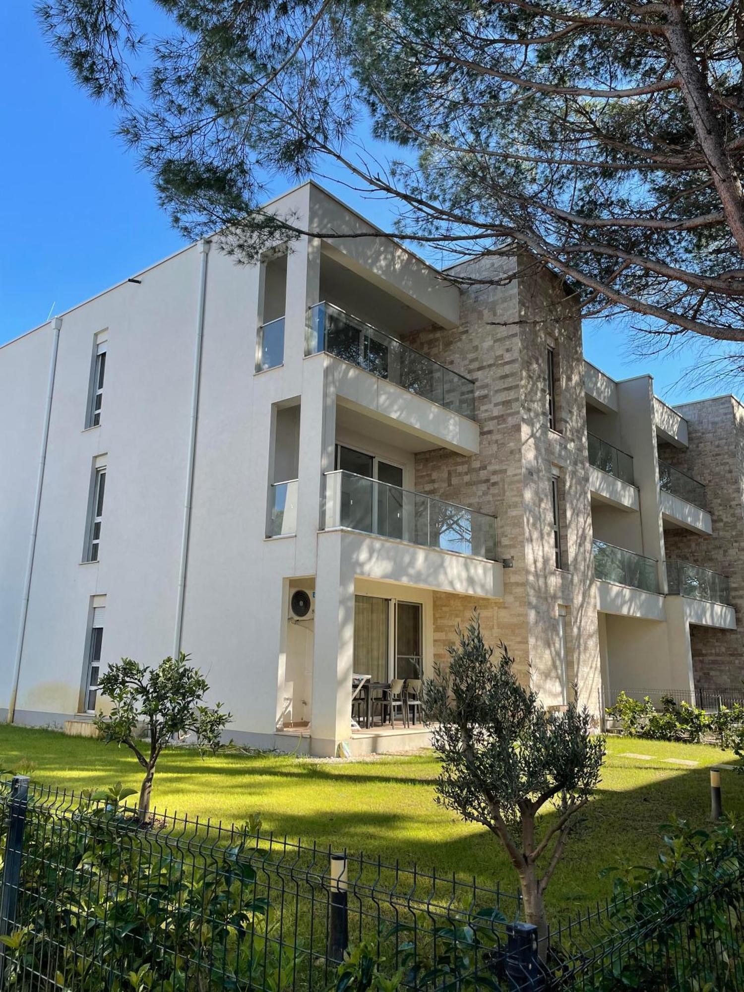 M&E Premium Apartments - San Pietro Durrës Kültér fotó